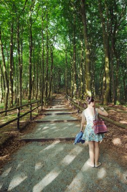 Ormanda bir yürüyüşe genç kız