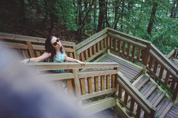 여 자가 웃 고 공원에서 나무 계단에 앉아 — 스톡 사진