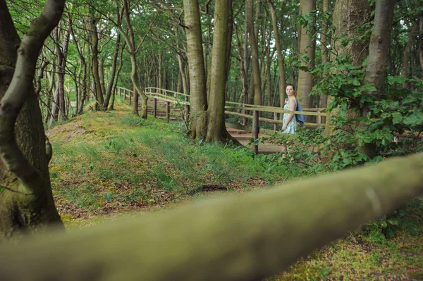 Jeune fille en promenade dans la forêt — Photo