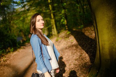 Ormanda bir yürüyüşe genç kız