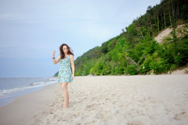 Kumsalda genç bir kadın