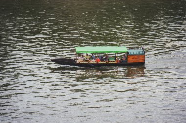 Motorlu tekne nehirde yüzüyor.
