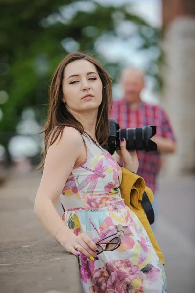 Hübsche junge Frau hat Spaß in der Stadt mit Kamera Reisefoto des Fotografen — Stockfoto