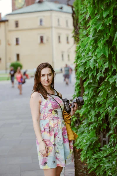 Touriste féminine prend des photos dans la ville historique — Photo