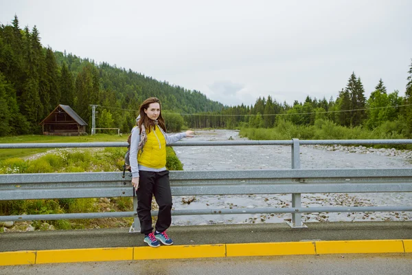 Ženské turistické stojící vedle horské řeky — Stock fotografie