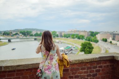 Nehirde seyir şık bir kız