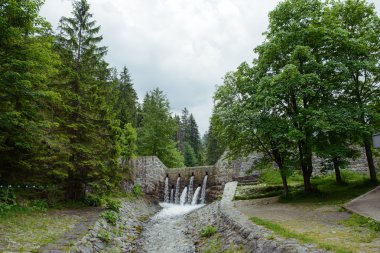 Dağlar ve çayırlar küçük bir dere ile