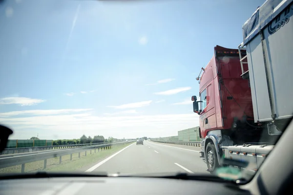 Tráfico en la autopista con coches y camiones adelantando — Foto de Stock