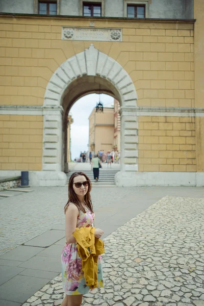 Hermosa chica durante el turismo viejo castillo en Cracovia, Wawel . — Foto de Stock