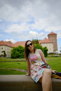 Cracow, Wawel eski kale gezi sırasında güzel kız.