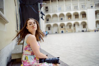 Cracow, Wawel eski kale gezi sırasında güzel kız.