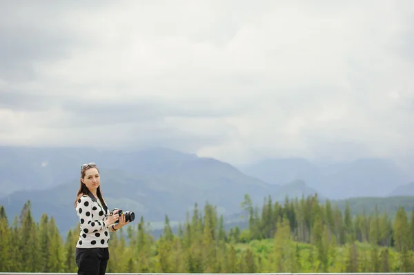 Žena fotograf fotí v horských — Stock fotografie