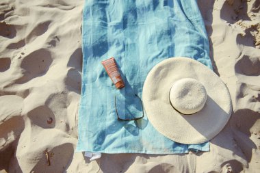 şapka ve havlu ile plaj arka plan