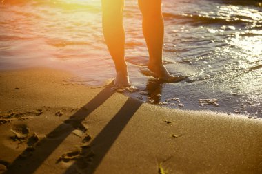 Ayak closeup kumsalda güneş güneşli yaz günü zevk şezlong üzerinde