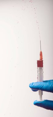 Beyaz arka plan üzerinde şırınga ile torpido gözünde el.