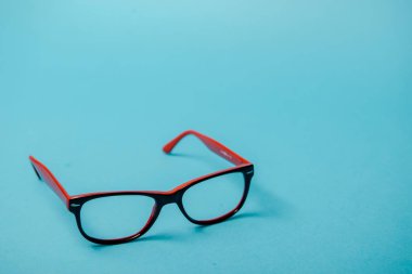 kırmızı plastik çerçeveli gözlük çifti