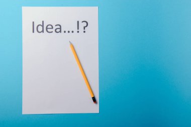 Beyaz kağıt üzerinde fikir kelime