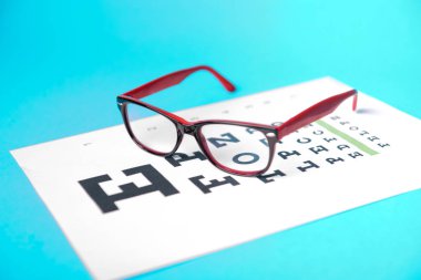 snellen test grafik üzerinde yalan gözlük