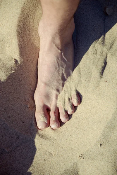 Füße Nahaufnahme am Strand auf der Sonnenliege Sonne genießen an sonnigen Sommertagen. — Stockfoto