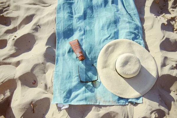 şapka ve havlu ile plaj arka plan