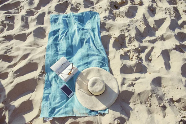 Sfondo spiaggia con cappello e asciugamano — Foto Stock