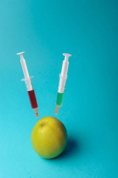 Additifs chimiques dans les aliments ou concept de fruit génétiquement modifié . — Photo