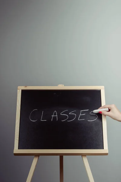 Clases escritas en tiza blanca sobre pizarra negra —  Fotos de Stock