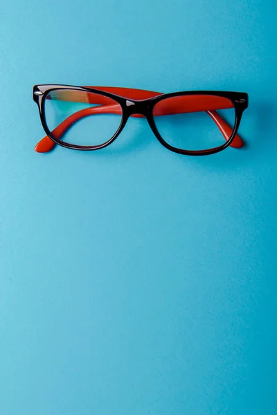 Очки с красными пластиковыми рамками — стоковое фото