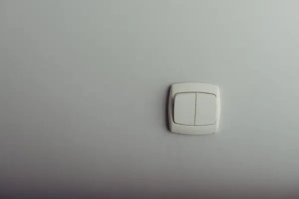 Белый пластиковый выключатель — стоковое фото