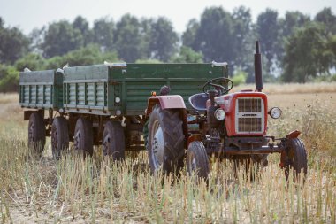 küçük traktör römork ile