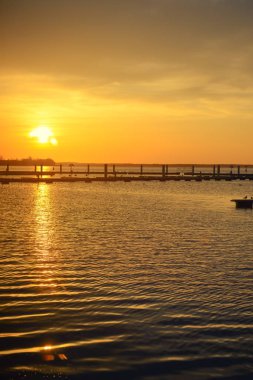Yat Limanı üzerinden turuncu günbatımı