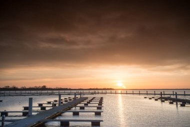 Yat Limanı üzerinden turuncu günbatımı