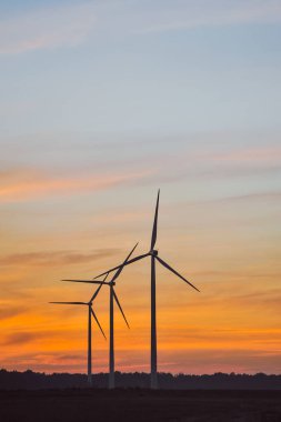 Rüzgar Türbini Sunset'teki silüeti