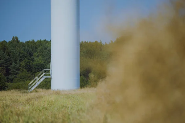 Turbina eólica no dia ensolarado — Fotografia de Stock