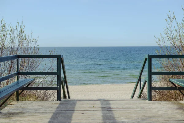 Gångväg till stranden gjord av trä och vass — Stockfoto