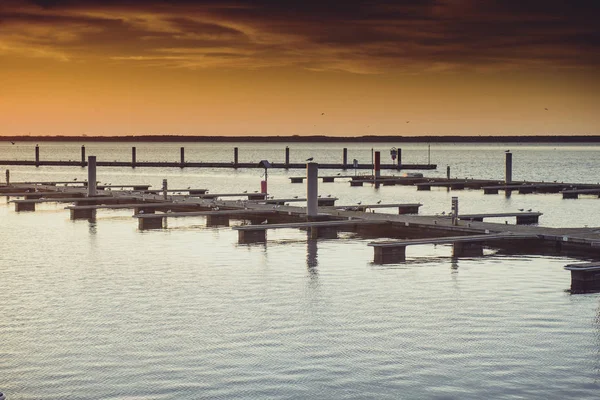 Porto de iate sobre pôr-do-sol laranja — Fotografia de Stock