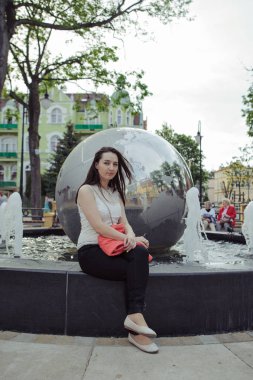 Bankta oturan genç şirin esmer kız