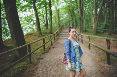 Ormanda bir yürüyüşe genç kız