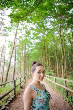 Ormanda bir yürüyüşe genç kız