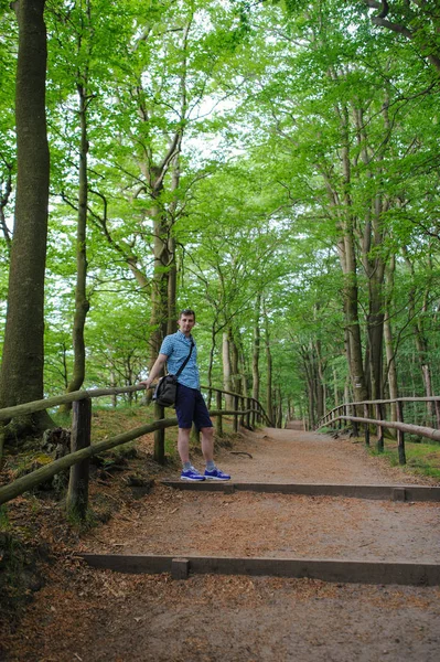 Jeune homme en promenade dans la forêt — Photo