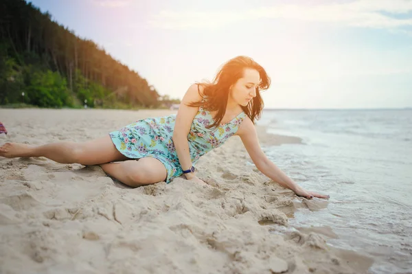 Mulher jovem em uma praia — Fotografia de Stock