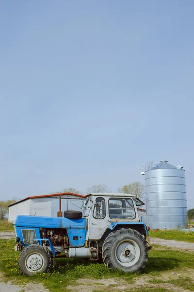 Antiguo tractor de granja oxidado y roto — Foto de Stock