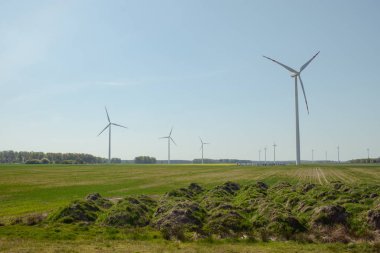 Parlak mavi gökyüzü hareket ediyor ve rüzgar türbini