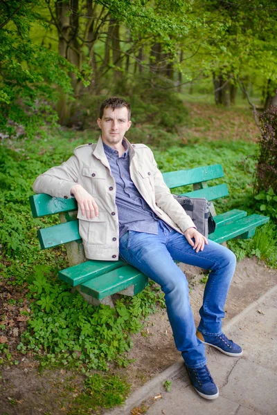 Man sitting on bench in the park — Stock Photo, Image