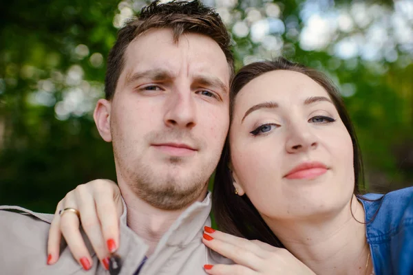 Pareja tomando una selfie en un día de verano —  Fotos de Stock