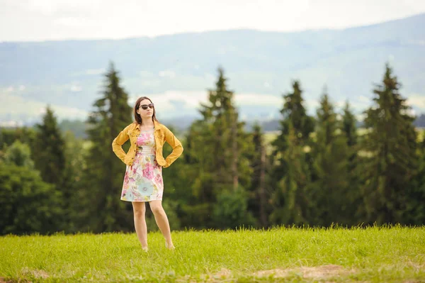 Brünettes Mädchen genießt Reise in die Berge. — Stockfoto