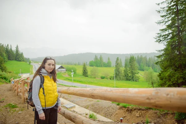 Žena turista turistické stezce — Stock fotografie