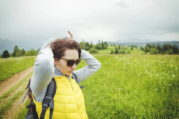 Žena turista turistické stezce — Stock fotografie