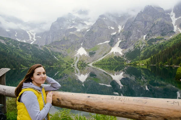 Žena relaxace na jezeře a hory slunné krajiny — Stock fotografie