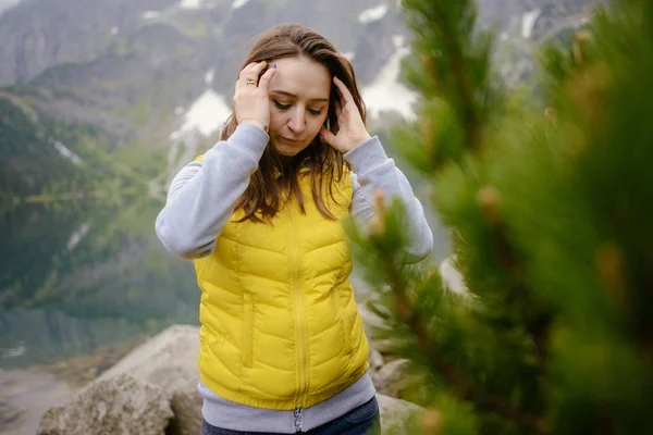 Žena relaxace na jezeře a hory slunné krajiny — Stock fotografie